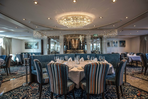 Riviera Travel MS George Eliot Main Lounge 1.jpg